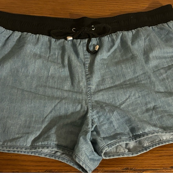 Forever 21 Women’s Chambray Shorts. Size L. EUC. Very soft and comfortable - Picture 2 of 4